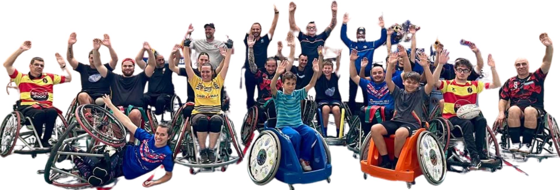 Une vingtaine de pratiquants en fauteuil de rugby — adultes, adolescents et enfants — bras levés, dont deux enfants dans des fauteuils en plastique moulé bleu et orange