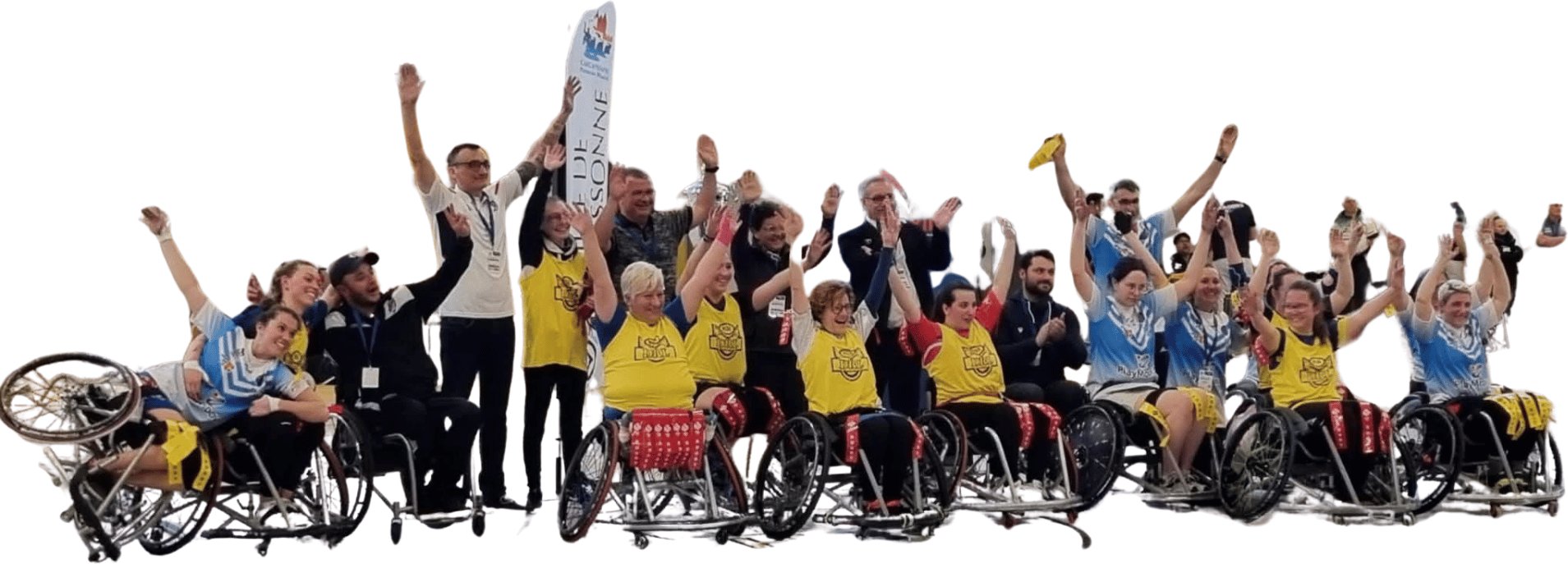 Un large groupe de joueuses et de joueurs en fauteuil de sport, entourés d'accompagnants debout, détourés sur fond blanc : bras levés et mains ouvertes après un match, maillots jaunes, bleu ciel et blancs, un oriflamme dressé au centre