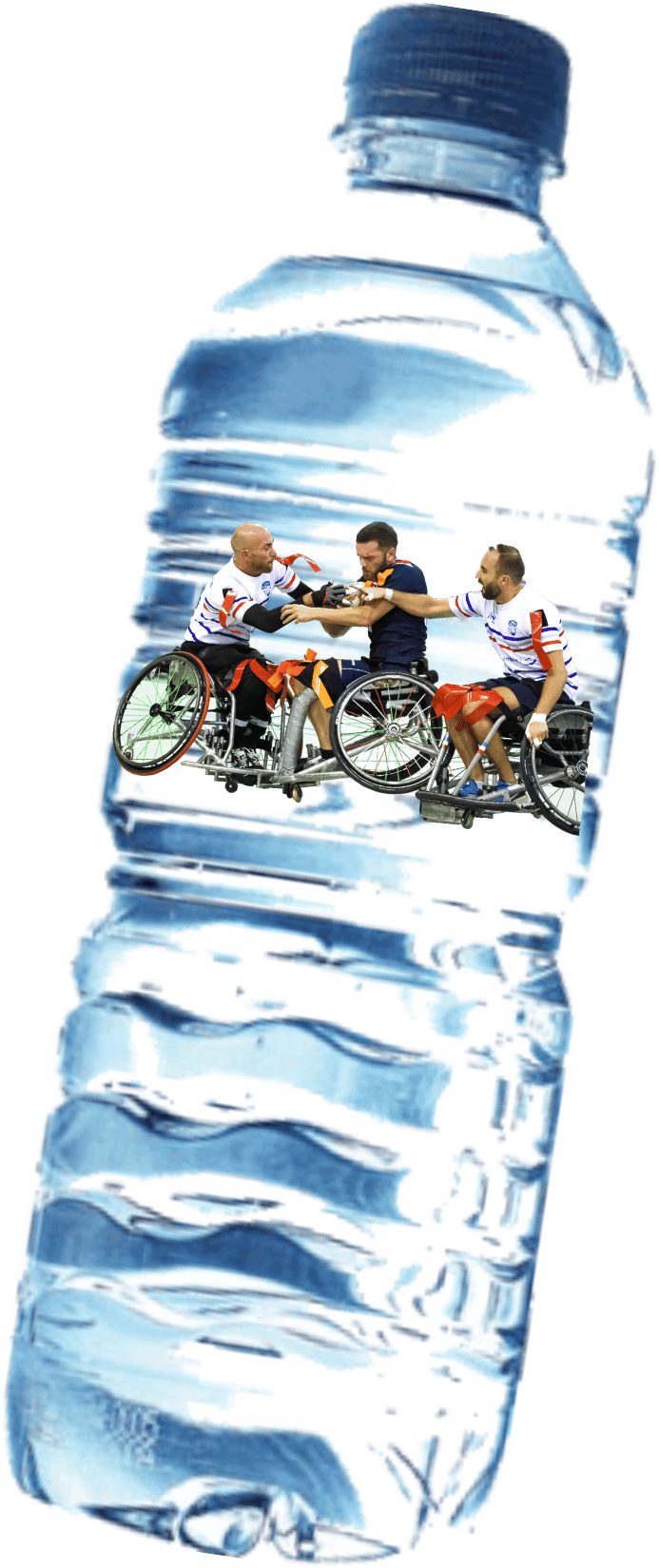 Trois joueurs de rugby à XIII fauteuil se disputant le ballon, incrustés dans une bouteille d'eau en plastique