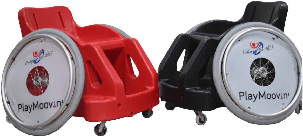 Deux fauteuils de sport en plastique moulé, un rouge et un noir, de marque PlayMoovin'